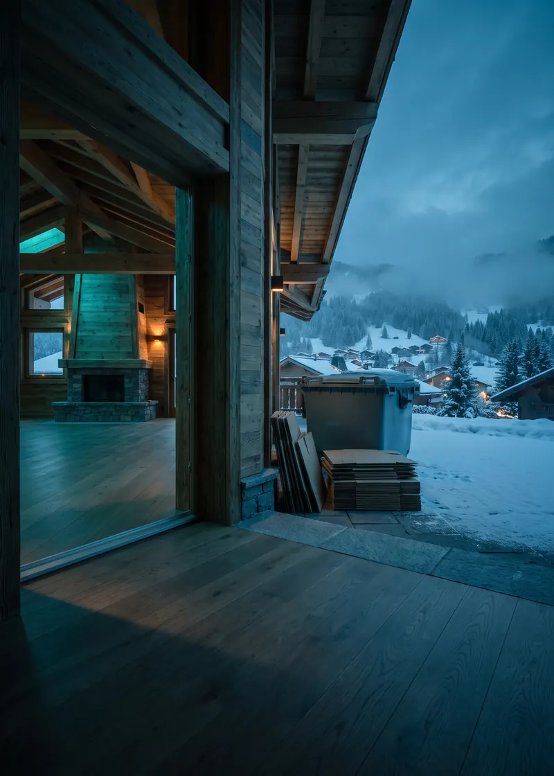 Entsorgung & Räumung Klosters: geräumter Raum eines Holzchalets, im Hintergrund die verschneiten Wälder von Klosters