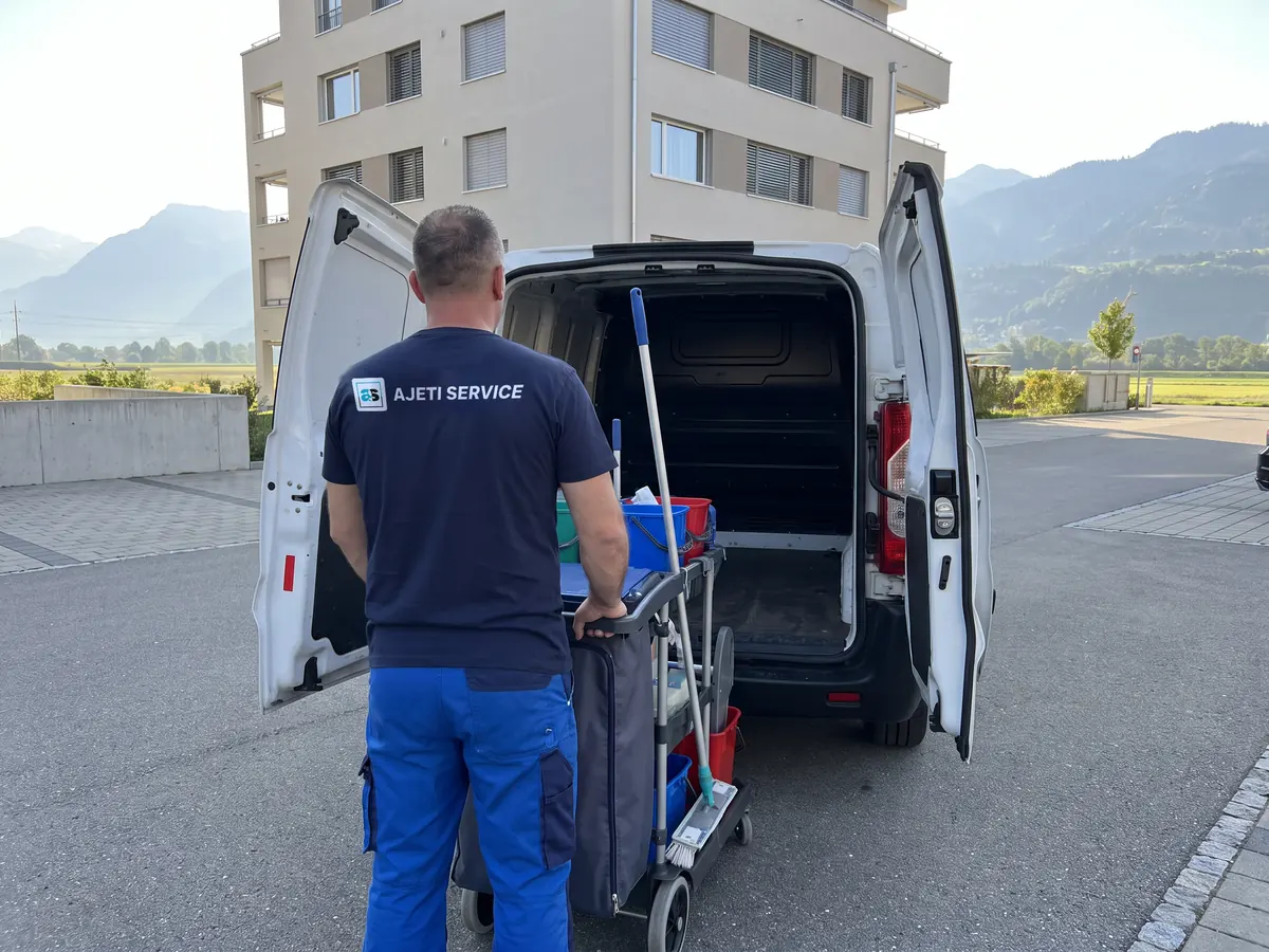 Reinigungsfirma Landquart: Mitarbeiter bringt den Reinigungswagen zum Einsatz
