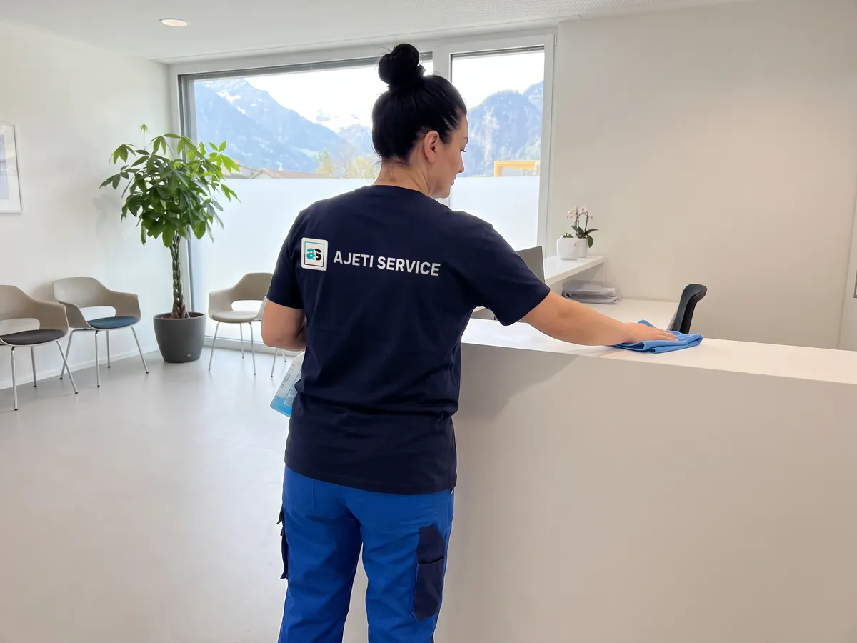 Reinigungsfirma Landquart: Unterhaltsreinigung am Empfang einer Arztpraxis