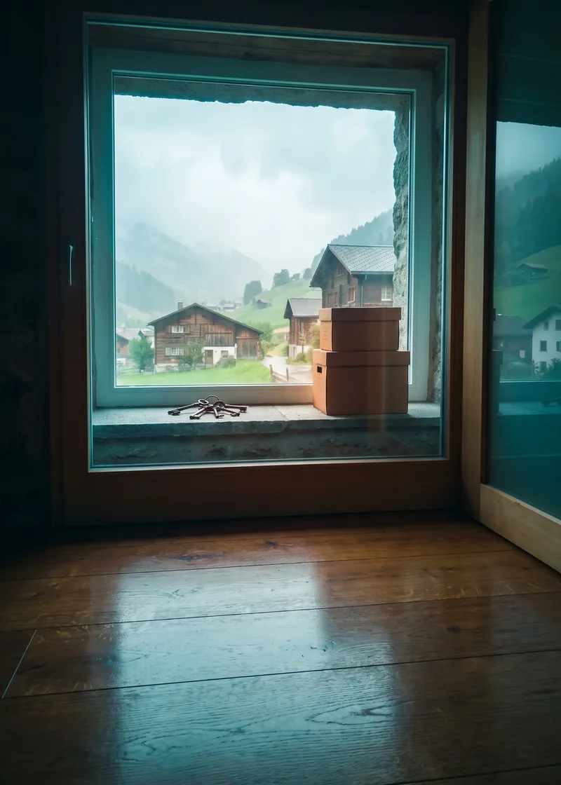 Umzugsreinigung Grüsch: leere, gereinigte Räume eines Dorfhauses mit Blick auf den Prättigauer Taleingang