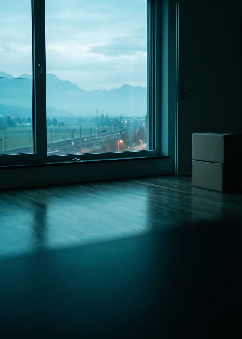 Umzugsreinigung Landquart: leere, gereinigte Räume eines modernen Mehrfamilienhauses mit Blick auf die Rheinebene bei Landquart